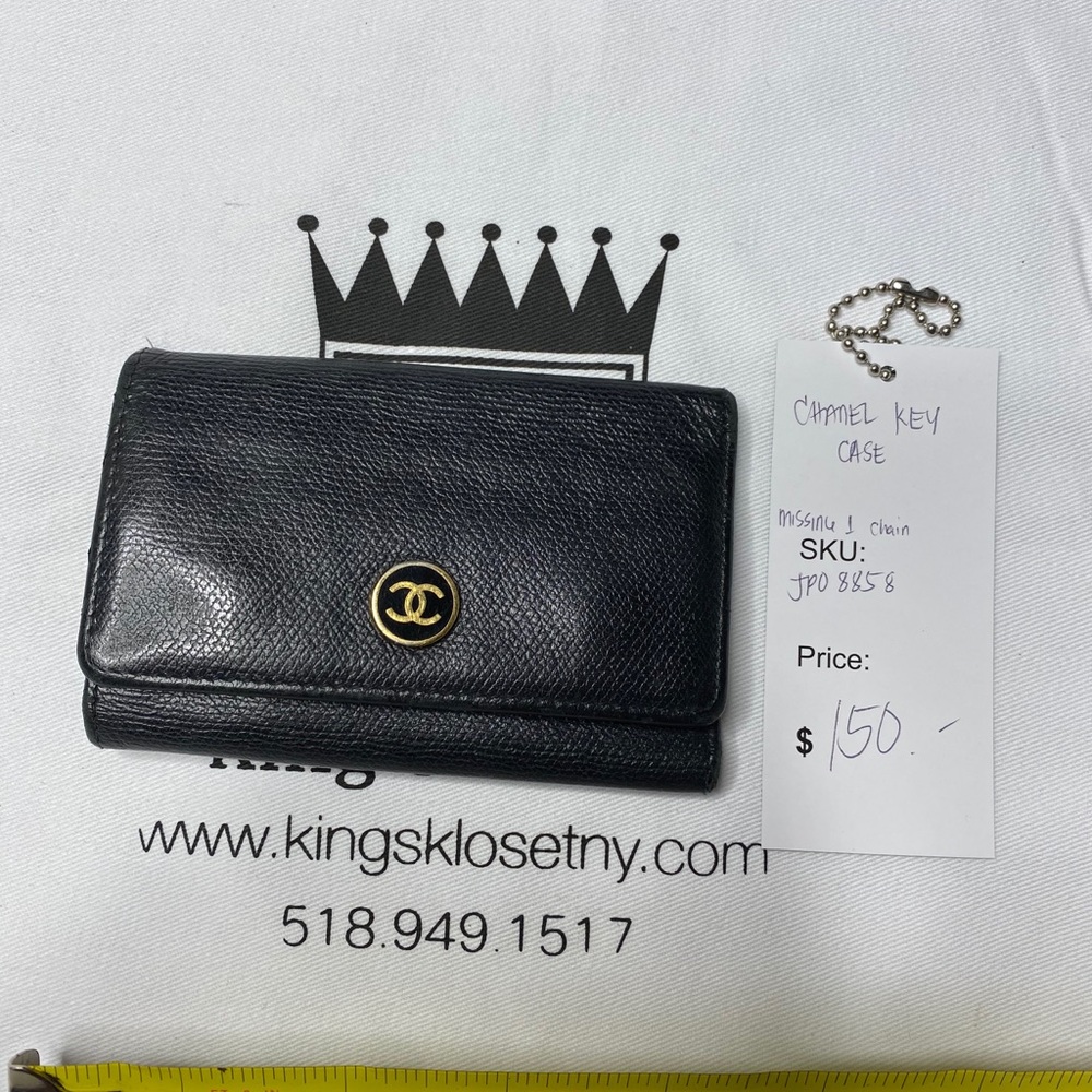 Chanel Calfakin CC button 6 ring key holder